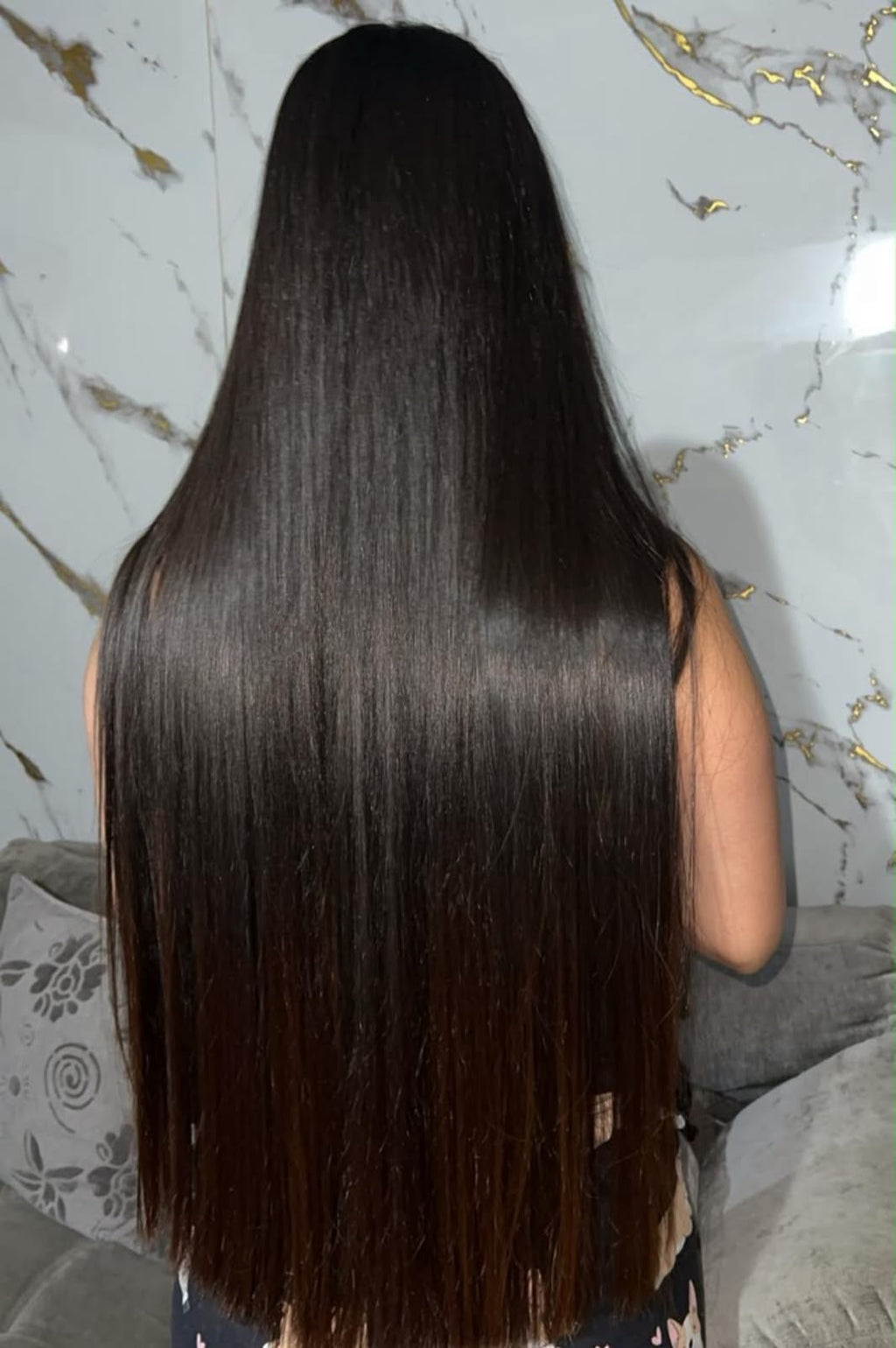 Cabello largo, liso y brillante visto de espaldas
